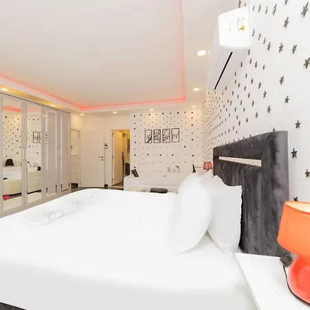 Chic Flat With Jacuzzi In Antalya