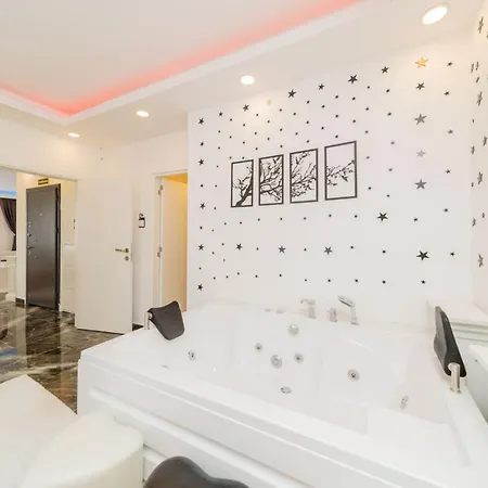 アパート Chic Flat With Jacuzzi In *